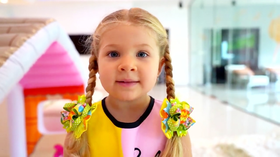 دیانا و اسباب بازی ها - بازی کردن دیانا با بچه عروسک